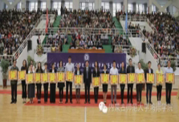 我院舉行2016級開學典禮暨表彰大會 英國特蘭米爾流浪者足球俱樂部主席馬克·帕利奧斯應邀出席