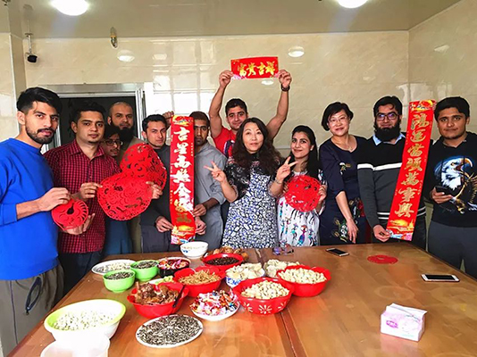 福星高照全家福 春光耀輝滿堂春——我院外事辦舉行“外國留學生體驗中國年”活動