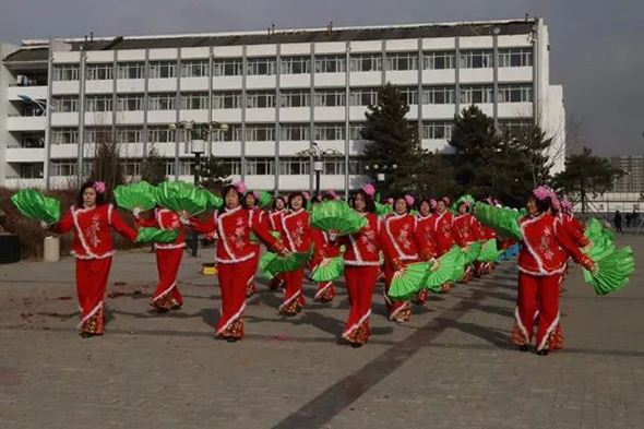 南苑社區(qū)的秧歌隊“扭”進鴻德學院