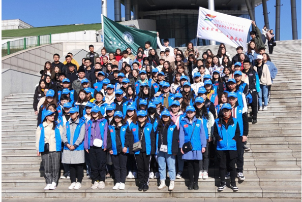 我院300余名學生參加全區學雷鋒志愿者活動