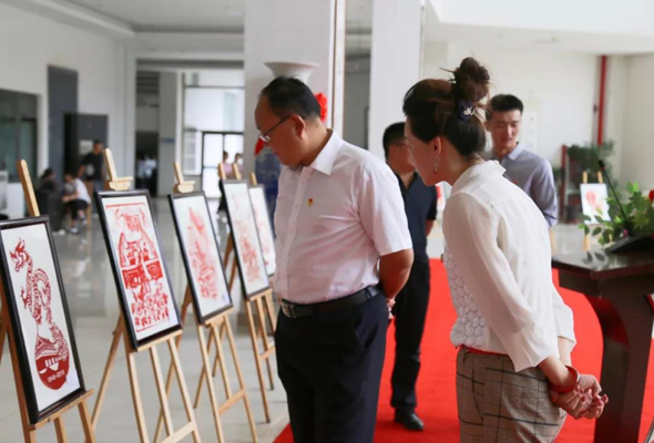 學院舉辦慶祝新中國成立70周年剪紙作品展，非遺傳承人崔霞出席