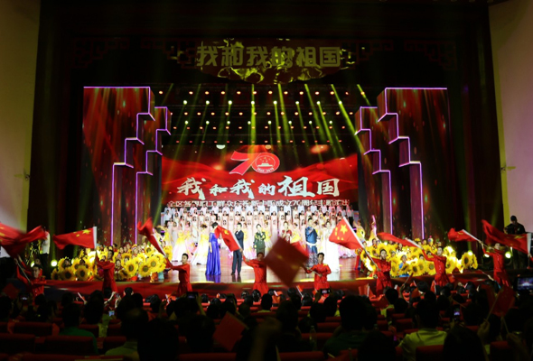 鴻德學院鴻韻合唱團作為高校代表，應邀參加自治區“我和我的祖國”主題演出