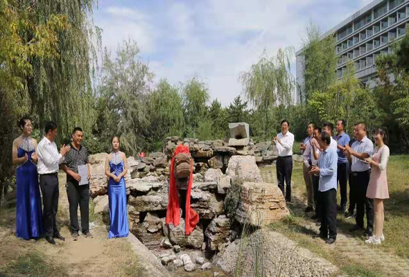 愛心企業家王祖為將個人收藏品（元代護城河鎮水螭首石雕）贈予鴻德學院