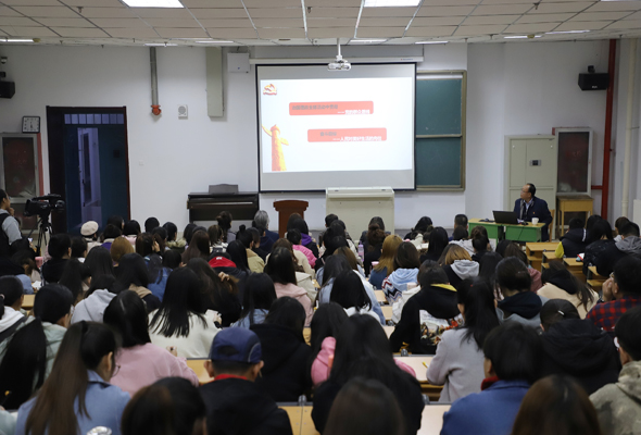 內蒙古師范大學鴻德學院開展“堅守初心、勇擔使命，推動學院各項事業高質量發展”的專題講座