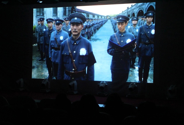 鴻德學院500余名師生觀看黨史紀錄電影《重生》