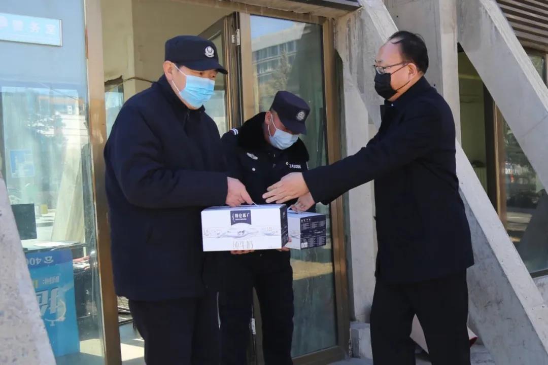 內師大鴻德學院黨委書記盧鳳龍檢查指導疫情防控工作，并看望慰問一線工作人員