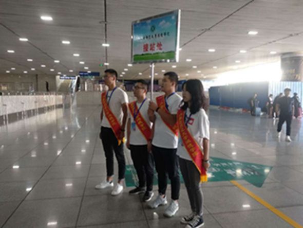 內蒙古師范大學鴻德學院2018級新生前來報道