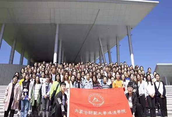 我院人文系組織學生參觀博物館