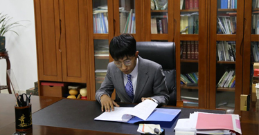 內(nèi)蒙古鴻德文理學(xué)院第六任“一日院長”任立峰正式上任