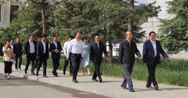 自治區副主席鄭宏范到鴻德調研畢業生就業工作