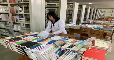 新書(shū)已上架、靜待師生閱！鴻德圖書(shū)館新書(shū)上架教師工作忙