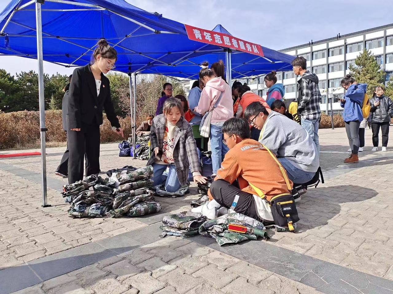 2020級“情系鴻德·衣往情深”主題軍訓服捐贈活動