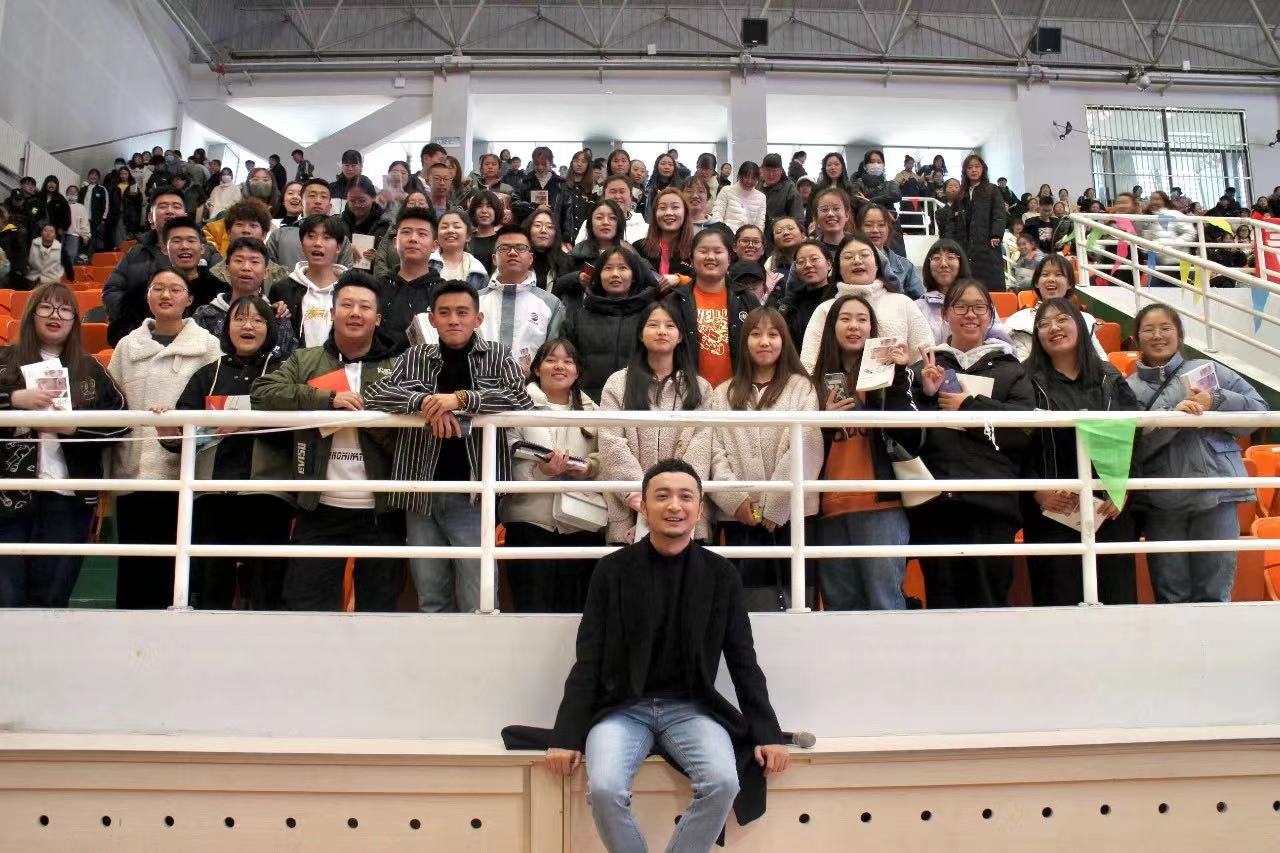 央視著名主持人尼格買提走進(jìn)鴻德，與師生分享成長(zhǎng)歷程