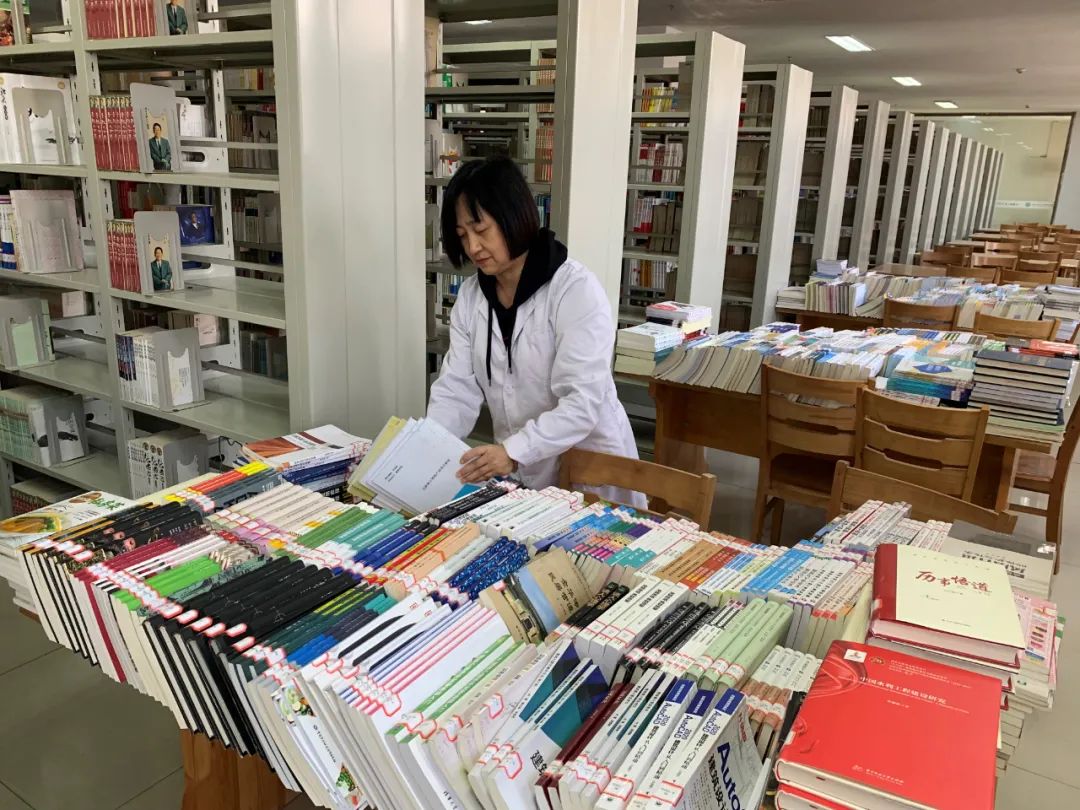 新書已上架、靜待師生閱!鴻德圖書館新書上架教師工作忙