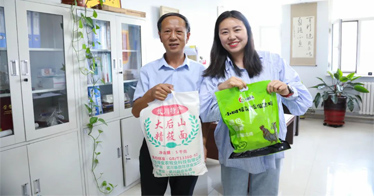 學院工會向教職工發放“雙節”禮物