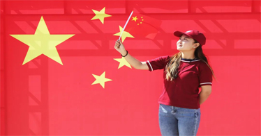 我和國旗合個(gè)影，致敬最美中國紅！鴻德兩校區(qū)同時(shí)舉行升國旗儀式