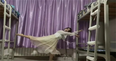 “疫”路有愛、溫暖前行——2022級新聞采編與制作班開展線上文藝表演