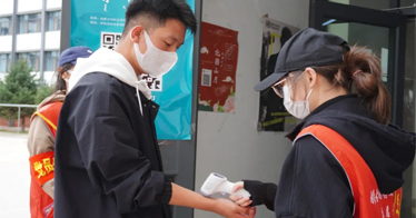 鴻德300多名學(xué)生黨員寫下“請(qǐng)戰(zhàn)書”，積極投身校園防疫志愿服務(wù)