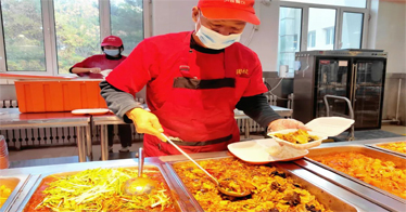 鴻德餐廳的叔叔阿姨：“飯菜不漲價(jià)，打飯手不抖，供應(yīng)有保障！”
