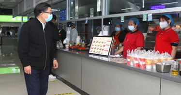 周玉樹院長(zhǎng)：要確保物資供應(yīng)充足、價(jià)格穩(wěn)定，要確保同學(xué)們吃的好、穿的暖！