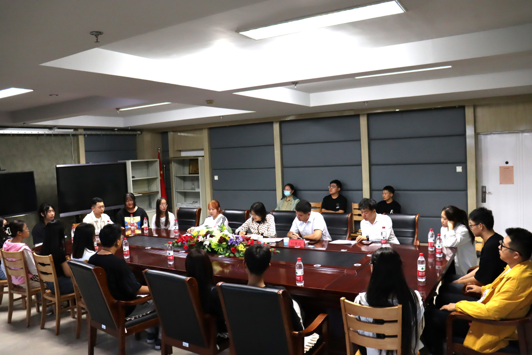 共青團(tuán)內(nèi)蒙古鴻德文理學(xué)院委員會(huì)召開(kāi)社團(tuán)干部報(bào)告會(huì)