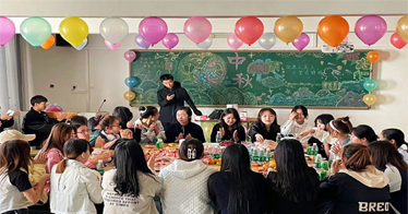 明月寄相思，師生共此時！學(xué)院給留校學(xué)生過中秋節(jié)