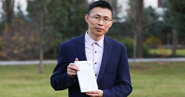 這本由鴻德教師主編的圖書在巴基斯坦發行