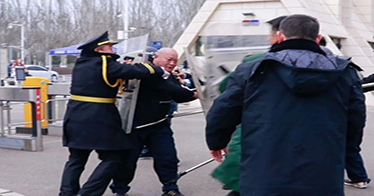 學(xué)院主校區(qū)開展應(yīng)急處突演練活動(dòng)