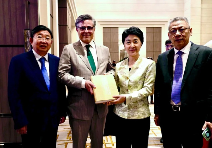 周玉樹(shù)院長(zhǎng)在巴基斯坦駐華大使館主辦的專題研討會(huì)上作主旨發(fā)言