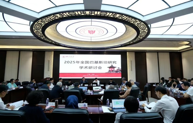 哈什米大使在全國學術研討會上推介內蒙古鴻德文理學院的研究成果