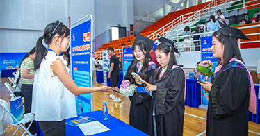 學院舉行“丁香扎根 就在青城”專場招聘會