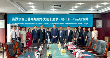 巴基斯坦駐華大使卡里爾·哈什米訪問學(xué)院